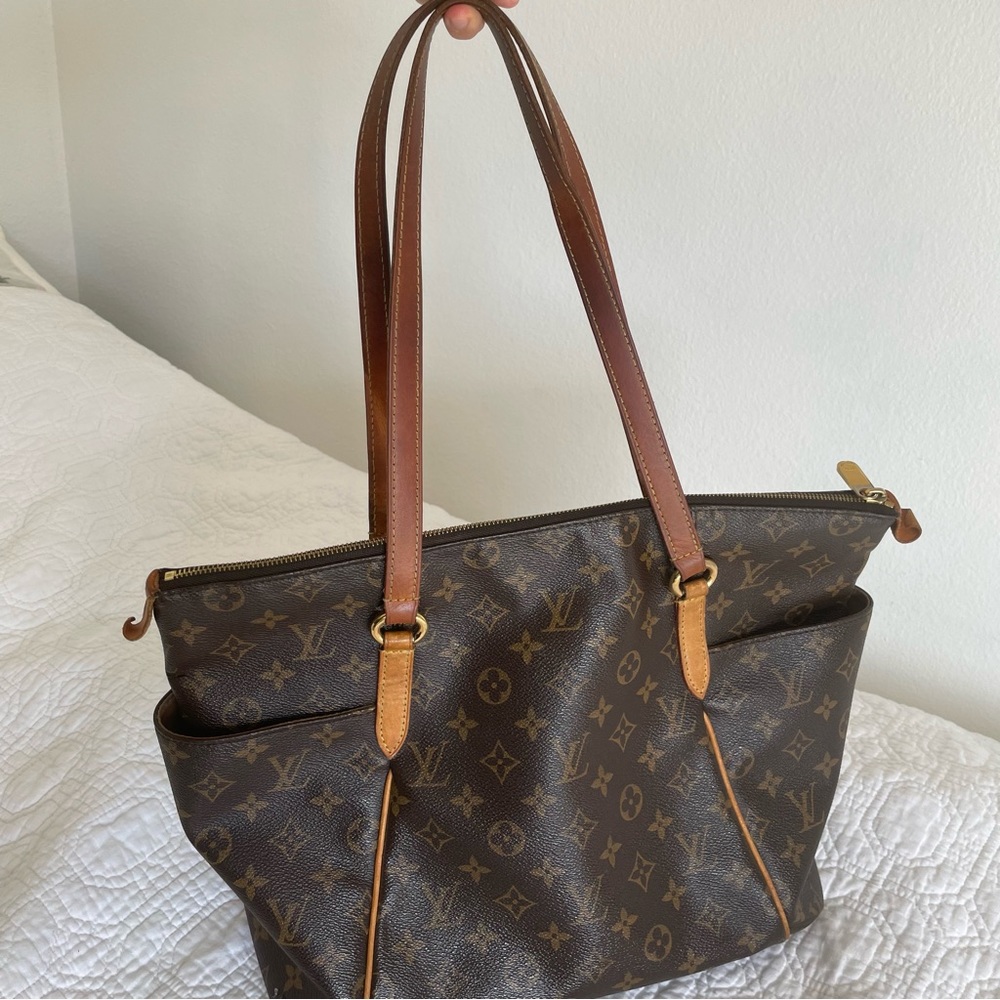 LOUIS VUITTON
Monogram Totally MM